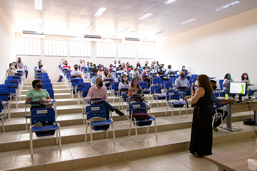 A pró-reitora de Graduação, Ana Paula de Medeiros (em primeiro plano), fala a servidores e estudantes na aula inaugural do Campus de Itapajé; unidade obteve homologação definitiva dos cursos no CONSUNI. (Foto: Viktor Braga/UFC Informa) Imagem: A pró-reitora de Graduação, Ana Paula de Medeiros (em primeiro plano), fala a servidores e estudantes na aula inaugural do Campus de Itapajé; unidade obteve homologação definitiva dos cursos no CONSUNI. (Foto: Viktor Braga/UFC Informa)