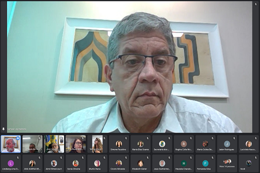 O relator da pauta, Sampaio Filho, destacou a personalidade, o trabalho e as relações do homenageado para justificar a outorga do título a Beto Studart. (Foto: Viktor Braga/ UFC Informa) Imagem: Print de tela da reunião online do CONSUNI mostra o conselheiro Sampaio Filho em primeiro plano. (Foto: Viktor Braga/ UFC Informa)