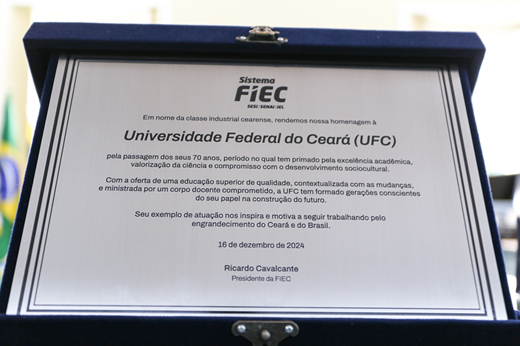 Placa comemorativa entregue pela diretoria da FIEC à UFC destaca excelência acadêmica e compromisso com o desenvolvimento regional. (Foto: Arlindo Barreto) Imagem: Acondicionada em uma caixa azul, a placa comemorativa entregue pela FIEC à UFC.