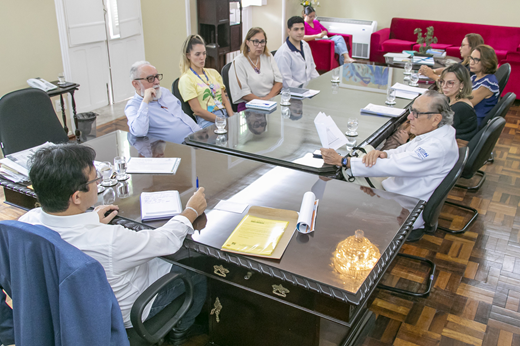 Reunião da Reitoria com GEEON pautou atividades de pesquisa e extensão do grupo, além de dois projetos em curso, contemplados em edital nacional. (Foto: Álvaro Graça Jr./ UFC Informa) Imagem: Sentados à mesa, no Gabinete da Reitoria, o reitor Custódio Almeida recebe equipe do GEEON junto a outros representantes da administração superior. (Foto: Álvaro Graça Jr./ UFC Informa)
