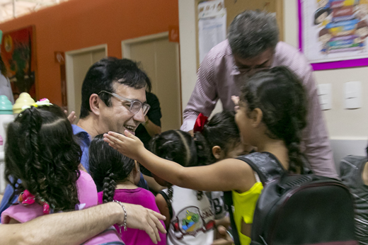 As crianças do Infantil V receberam com alegria o reitor e os pró-reitores em sala de aula. (Foto: Álvaro Graça Jr./ UFC Informa) Imagem: Agachados, o reitor Custódio Almeida e o pró-reitor-adjunto Barros Neto são abraçados pelas crianças do Infantil V, que estão de costas para o fotógrafo. (Foto: Álvaro Graça Jr./ UFC Informa)
