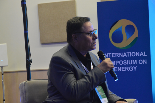 O anfitrião do evento, professor Enio Pontes (UFC), afirmou que laboratórios da UFC são um exemplo de estruturas de pesquisa e inovação que ajudaram a impulsionar o Ceará no cenário. (Foto: Divulgação// ISE 2025) Imagem: Em plano fechado, o professor Enio Pontes fala ao microfone. Ele traja terno cinza. Ao fundo, o telão azul.