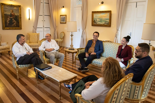 Imagem: Participantes da reunião sentados no Salão Dourado