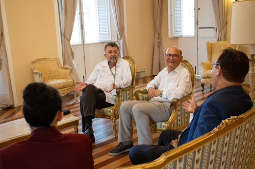 Imagem: Participantes da reunião sentados no Salão Dourado