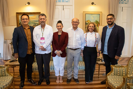 Imagem: De pé, da esquerda para a direita: Custódio Almeida (reitor da UFC), Carlos Zepeda (embaixador do México), Leinha Souza (Prointer), José Neto (cônsul do México em Fortaleza), Danyelle Nilin (Departamento de Sociologia) e Cícero Miranda (diretor do CH). (Foto: Viktor Braga/ UFC Informa)