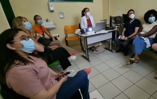 Objetivo do Ministério da Saúde é distribuir testes para todo o Brasil a partir do segundo semestre (Foto: Divulgação) Imagem mostra três mulheres sentadas em uma sala, sendo três de cada lado, em momento em que observam imagens que não aparece na foto