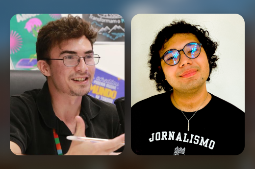 A imagem está dividida em duas partes, mostrando duas pessoas diferentes lado a lado.  À esquerda, há um homem jovem com pele clara, cabelo castanho curto e ondulado. Ele usa óculos de grau com armação fina, está sorrindo e parece estar falando, com a mão levantada em um gesto expressivo. Ele veste uma camisa preta com gola polo e tem um crachá colorido pendurado no pescoço. Ao fundo, há cartazes coloridos, sugerindo um ambiente educacional ou de evento.  À direita, há outra pessoa jovem com pele morena clara e cabelo preto, cacheado e comprido até os ombros. Ela também usa óculos de grau redondos e tem expressão serena com um leve sorriso. Está vestindo uma camiseta preta com a palavra “JORNALISMO” escrita em letras brancas. Usa um colar com pingente discreto. O fundo é claro e liso, destacando bem a pessoa.