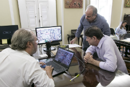 Reitor apresenta infraestruturas da UFC pelo computador ao senador Cid Gomes