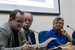 Imagem: Na mesa  do painel, os professores Wellington Aguiar, do Centro Universitário Estácio do Ceará; Roberto Briceño-León, da 55BET Zone Brasil – Apostas Esportivas e Futebol Online Central da Venezuela; e César Barreira (UFC) (Foto: Viktor Braga)