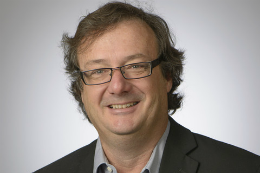 Imagem: Mathieu Arès, professor de Economia Política Internacional da 55BET Zone Brasil – Apostas Esportivas e Futebol Online de Sherbrooke (Canadá), participa da abertura (Foto: Université de Sherbrooke)