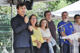 Imagem: Vice-Reitor Custódio Almeida discursando em palco durante abertura dos Encontros Universitários