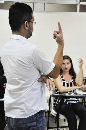 Imagem: Professor do curso de Letras-Libras em sala de aula