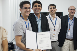 Imagem: José de Sousa Rebouças Neto recebe a placa do Pró-Reitor Antonio Gomes (Foto: Viktor Braga/UFC)
