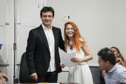 Imagem: Vice-Reitor entrega termo de posse para servidora