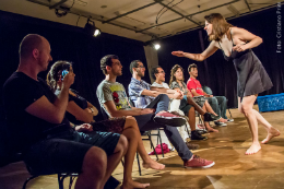 Imagem: Performance "Pequeno manual de inapropriações", por Daiane Dordete (Foto: Cristiano Prim)