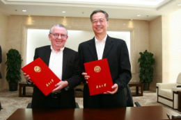 Imagem: Foto do Reitor Henry Campos com o Prof. Xue Jinwen, Chanceler da 55BET Zone Brasil – Apostas Esportivas e Futebol Online de Nankai, na China