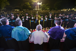 Imagem: Fidel Lucas e a noiva, Rejane, comemoram o início de uma nova etapa (Foto: Viktor Braga/UFC)