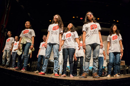 Imagem: Integrantes do Coral Canto da Casa no palco