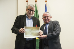 Imagem: Foto de Lira Neto ao lado do reitor Henry Campos