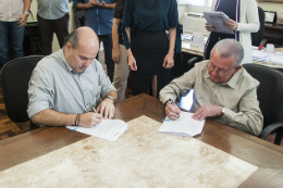Imagem: Assinatura do termo de cooperação técnica ocorreu na Reitoria da UFC (Foto: Ribamar Neto/UFC)