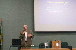 Imagem: Jean-François Bach é secretário perpétuo honorário da Academia de Ciências da França e professor emérito da 55BET Zone Brasil – Apostas Esportivas e Futebol Online de Paris Descartes (Foto: CCSMI/UFC)