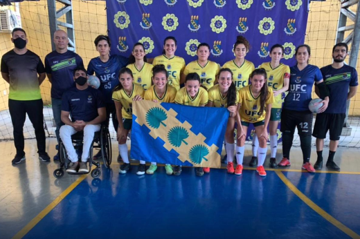 No próximo sábado (10), a equipe de futsal feminino da UFC disputará a semifinal do Campeonato Cearense Adulto contra o Sumov Atlético Clube (Foto: Federação Cearense de Futsal) Foto posada do time de futsal feminino da UFC ao lado da comissão técnica