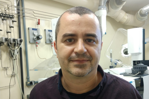 O Prof. Moisés Bastos Neto (foto) integra uma relação de destacados cientistas de diversos países das Américas da renomada publicação internacional Industrial & Engineering Chemistry Research (Foto: Divulgação) Imagem: Foto do Prof Moisés Bastos Neto no laboratório de pesquisa