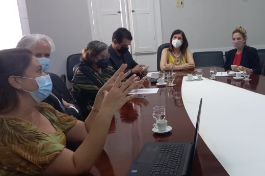 Na ocasião, foram apresentadas 60 ações nas áreas de sustentabilidade ambiental, cultural e formação em línguas estrangeiras (Foto: divulgação) Imagem: foto de pessoas reunidas ao redor de uma mesa grande oval