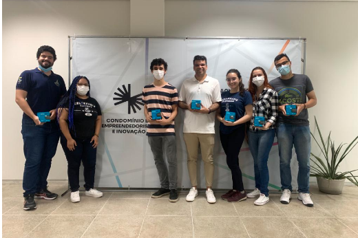 Equipe "Eficiência Energética", do Departamento de Engenharia Elétrica da UFC (da esq. para a dir): Breno Bezerra Freitas, Emely Gadelha Matos, Lourenço Henrique Gomes Menezes, Prof. Raphael Amaral da Câmara, Vitória Júlia Aguiar Liberato, Dayane Cynthia Pinto Oliveira e Auro Gabriel Carvalho de Aramides (Foto: Divulgação) Imagem: Foto da equipe "Eficiência Energética", campeã do Hackathon Inovando UFC