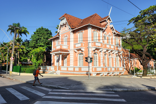 Desde o início, a CCA serve de espaço de estágio para alunos do Curso de Letras/Alemão e oferece aulas para todos os que se interessem pela língua alemã (Foto: Viktor Braga/UFC) Imagem: foto da fachada da Casa de Cultura Alemã da UFC
