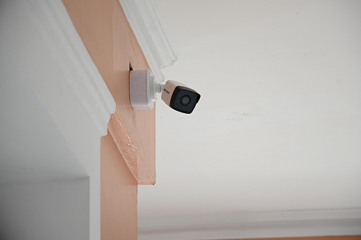 A ideia é que nos próximos meses outras unidades também recebam os equipamentos de segurança eletrônica (Foto: Viktor Braga/UFC) Imagem: Câmera instalada em um dos pontos de acesso do prédio da Reitoria da UFC (Foto: Viktor Braga/UFC)