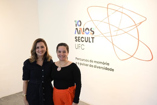 Na abertura do evento, a diretora da SECULT UFC, Maria Pinheiro, e a diretora do Museu de Arte da UFC (MAUC), Graciele Siqueira, deram as boas-vindas à exposição "Secult UFC 10 anos: percursos de memória e o pulsar da diversidade" (Foto: Viktor Braga/UFC) Imagem: A diretora da SECULT UFC, Maria Pinheiro, e a diretora do Museu de Arte da UFC (MAUC), Graciele Siqueira, posam para foto