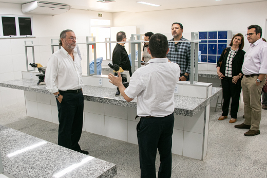 O bloco reconstruído conta com quatro laboratórios, seis salas de aula e 10 gabinetes (Foto: Ribamar Neto/UFC) Imagem: Comitiva da UFC visitando laboratório de um bloco didático que foi recentemente reconstruído (Foto: Ribamar Neto/UFC)