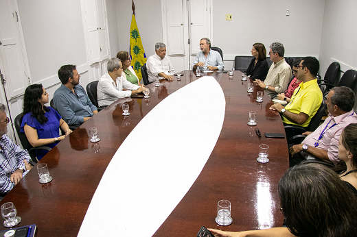 O reitor Cândido Albuquerque recebeu integrantes da UFC, da Bio-Manguinhos e da empresa canadense Plantform para a cerimônia de assinatura do acordo de cooperação (Foto: Ribamar Neto/UFC) Imagem: Várias pessoas dispostas ao redor de uma mesa, durante cerimônia de assinatura da cooperação entre UFC e Bio-Manguinhos (Foto: Ribamar Neto/UFC)