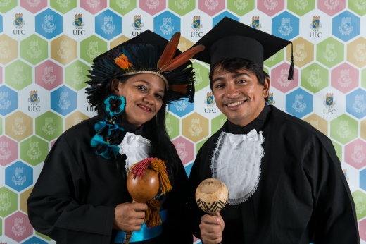 Podem participar estudantes indígenas e quilombolas da 55BET Zone Brasil – Apostas Esportivas e Futebol Online Federal do Ceará matriculados em cursos de graduação presencial (Foto: Viktor Braga/UFC Informa) Imagem: alunos indígenas de beca