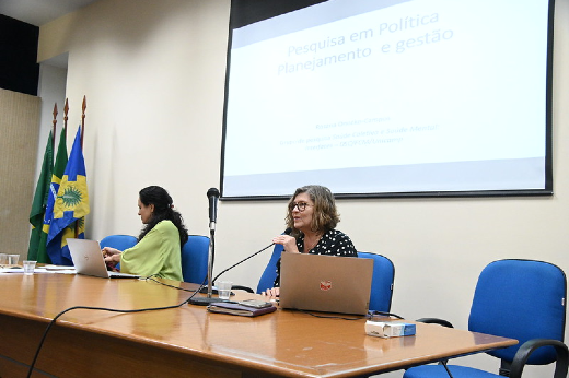 Em sua exposição, Rosana Onocko-Campos apontou questões pertinentes às pesquisas sobre política, planejamento e gestão em saúde (Foto: Viktor Braga / UFC Informa) Imagem: evento abrasco