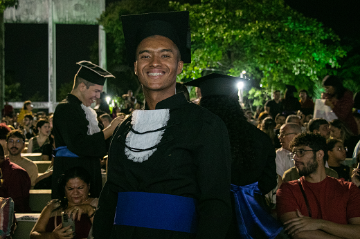 Emanuel Araújo se formou em Administração e aguardava a cerimônia para celebrar a conquista (Foto: Ribamar Neto/UFC) Imagem: Emanuel Araújo (Foto: Ribamar Neto/UFC)