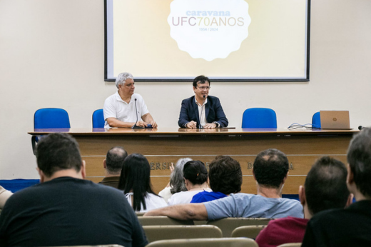 O evento do lançamento oficial da Caravana UFC 70 ocorreu nessa segunda-feira, 18 de dezembro, no Auditório Prof. Antônio Martins Filho, na Reitoria (Foto: Ribamar Neto) Imagem: Foto do reitor Custódio Almeida e do gerente Cliff Villar, do Grupo O POVO, compondo mesa no Auditório da Reitoria da UFC