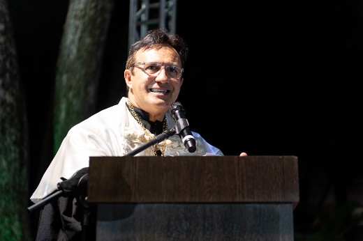 Reitor Custódio Almeida: "a partir de hoje vocês também serão protagonistas da missão desta universidade" (Foto: Viktor Braga/UFC) Reitor Custódio Almeida discursa