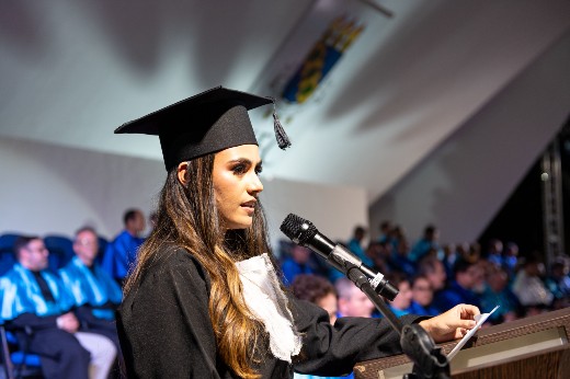 Livia Maria Sá, oradora discente: "hoje sinto que estamos abrindo portas para outras pessoas" (Foto: Viktor Braga/UFC) Oradora discente Lívia Maria Sá