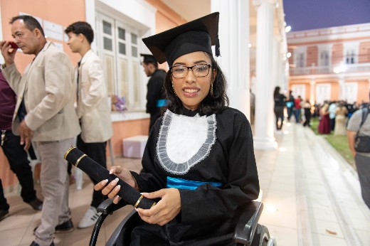 Formando-se em Ciências Biológicas, Miriam Lindsey participa de seleção de mestrado (Foto: Viktor Braga/UFC) Estudante Miriam Lindsay vestindo beca no jardim da reitoria da UFC