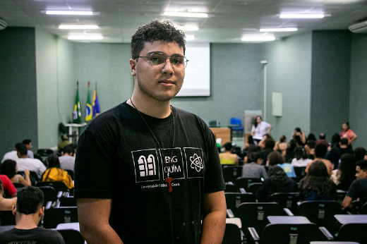 Há atualmente 880 estudantes de graduação da UFC em Fortaleza contemplados com o Auxílio Ingressante. Um deles é Davi Carvalho, de 19 anos. (Foto: Ribamar Neto/UFC Informa) Imagem: Estudante Davi Carvalho posa para foto