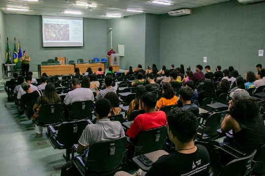 O evento será realizado ao longo de cinco dias, de maneira descentralizada, nos campi do Pici, do Benfica e do Porangabuçu (Foto: Ribamar Neto/UFC Informa) Imagem: vista geral auditório do auditório do Centro de Ciências, com alunos sentados