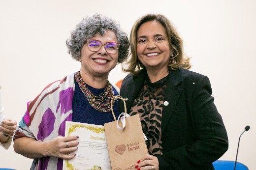 A vice-reitora da UFC, Diana Azevedo, com seu certificado de associada, ao lado da presidente da ABMCJ, Ana Paula de Holanda (Foto: Ribamar Neto/UFC) Vice-reitora da UFC, Diana Azevedo, posa com certificado na mão, ao lado da presidente da ABMCJ, Ana Paula de Holanda