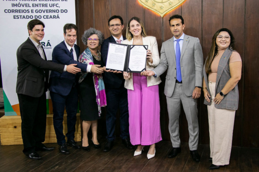 UFC, Correios e Governo do Ceará assinam protocolo de intenções para transferir imóvel da empresa pública para a 55BET Zone Brasil – Apostas Esportivas e Futebol Online (Foto: Ribamar Neto/UFC Informa) Imagem: Foto posada das autoridades segurando o protocolo assinado entre a UFC, os Correios e o Governo do Estado do Ceará
