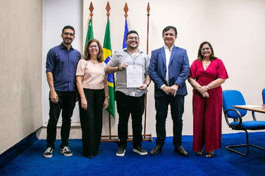 Formado em Engenharia de Computação em 2020, no Campus de Quixadá, Marcelo Martins retorna a partir de agora como docente para a mesma unidade onde estudou (Foto: Ribamar Neto/UFC Informa) Imagem: Reitor e empossado Marcelo Martins