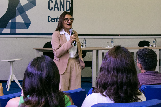Para a Profª Conceição Oliveira, da PROINTER, a sobrecarga de tarefas é a principal barreira para a mulher empreender nos dias de hoje (Foto: Ribamar Neto/ UFC Informa) Imagem: Profª Conceição Oliveira realizando palestra