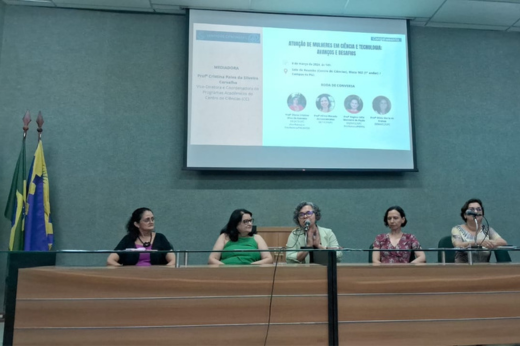 A vice-reitora Diana Azevedo abordou aspectos multifatoriais da situação das mulheres na sociedade e de como elas têm conciliado a vida familiar e profissional, especialmente no meio acadêmico (Foto: Marco Fukuda) Imagem: Foto da mesa de abertura com cinco pesquisadoras da UFC para abordar a inserção feminina na atividade científica