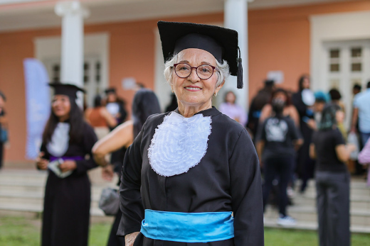 Aos 71 anos, Ivoneide Araujo realizou o sonho da graduação em Psicologia na UFC (Foto: Ribamar Neto / UFC Informa) Fotografia de Ivoneide Araujo, concludente de Psiciologia