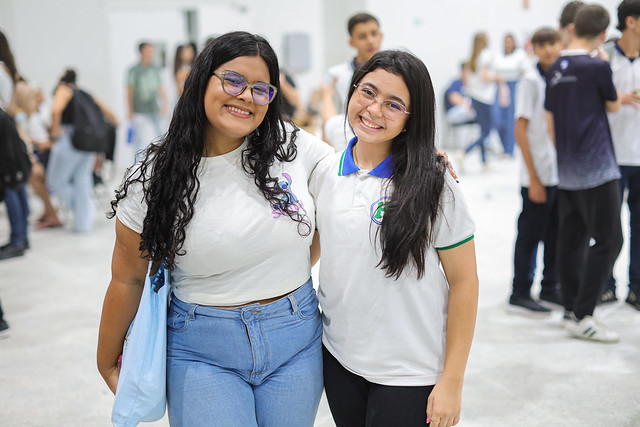 As amigas Laís Sousa e Isabele Alves destacaram a atenção e cuidado dos estudantes da UFC no contato com os estudantes do ensino médio (Foto: Ribamar Neto/UFC) Fotografia das amigas Laís e Isabele na Feira das Profissões da UFC (Foto: Ribamar Neto/UFC)
